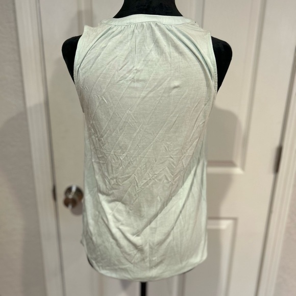 Loft Light Blue White Sleeveless Split Neck Blouse with Embroidered Trim Size SP - Picture 5 of 5